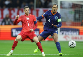 שחקן נבחרת הולנד וירג'יל ואן דייק מול שחקן נבחרת פולין רוברט לבנדובסקי (צילום: רויטרס)