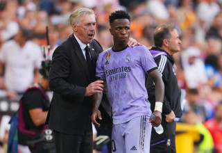 וינסיוס עם מאמן ריאל מדריד קרלו אנצ'לוטי, ב-2023 (צילום: GettyImages, Aitor Alcalde)