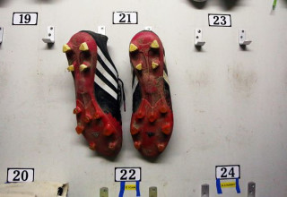 נעליים תלויות (צילום: GettyImages)