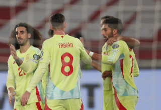 פראן טורס, מארק קוקורייה ושחקני נבחרת ספרד חוגגים שער (צילום: רויטרס)