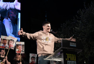 שורד השבי מקסים הרקין בכיכר החטופים (צילום: אבשלום ששוני)