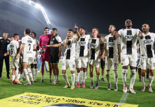 שחקני בית"ר ירושלים חוגגים (צילום: דני מרון)