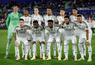 דויד אלאבה עם שחקני ריאל מדריד (צילום: Soccrates Images / Contributor)