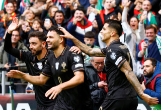 שחקני נבחרת פורטוגל חוגגים עם גונסאלו ראמוס (צילום: GettyImages)