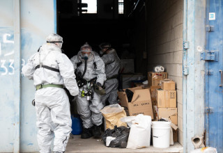 פשיטת המשטרה על המעבדה באשדוד (צילום: דוברות המשטרה)