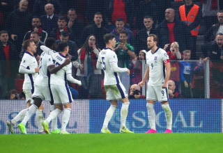 שחקני נבחרת אנגליה חוגגים עם הארי קיין (צילום: GettyImages)