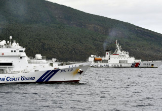 כלי שיט סיני וכלי שיט יפני לחופי איי סנקאקו השנויים במחלוקת, 2024 (צילום: רויטרס)