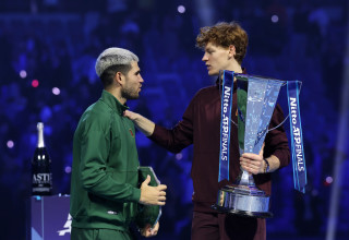 קרלוס אלקראס, טניסאי ספרדי לצד יאניק סינר, טניסאי איטלקי (צילום: GettyImages)