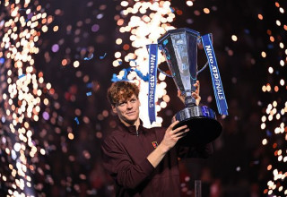 יאניק סינר מאושר עם הגביע (צילום: Daniel Kopatsch / Contributor)