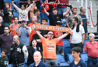 אוהדי עירוני נס ציונה (צילום: ברני ארדוב)