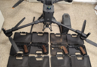 רחפנים ואקדחים שהוחרמו ע"י צה"ל (צילום: דובר צה"ל)