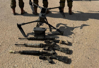 רחפן ורובים שהוחרמו על ידי צה"ל (צילום: דובר צה"ל)