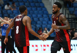 שחקני הפועל ירושלים, קאדין קרינגטון, קשיוס ווינסטון (צילום: דני מרון)