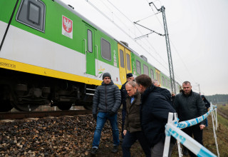 ראש ממשלת פולין דונלד טוסק בזירת הפיצוץ (צילום: רויטרס)