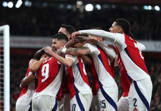 שחקני ארסנל חוגגים בעונת 2024/25 (צילום: Alex Pantling)