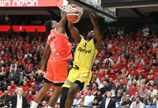 שחקן מכבי תל אביב ג'יילן הורד מטביע על שחקן הפועל תל אביב אנטוניו בלייקני (צילום: ברני ארדוב)