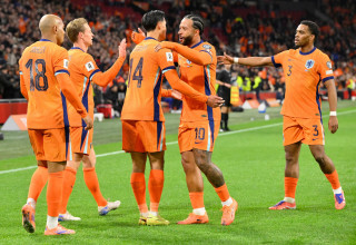 שחקני נבחרת הולנד חוגגים עם טיג'אני ריינדרס (צילום: GettyImages)