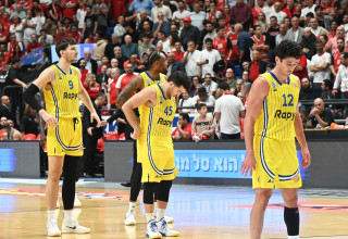 שחקני מכבי תל אביב ג'ון דיברתולומאו, תמיר בלאט, רומן סורקין, אושיי בריסט (צילום: ברני ארדוב)