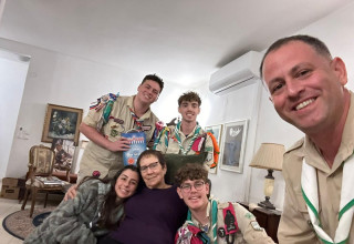 חניכי הצופים מחלקים מארזי חג למשפחות שכולות (צילום: תנועת הצופים)