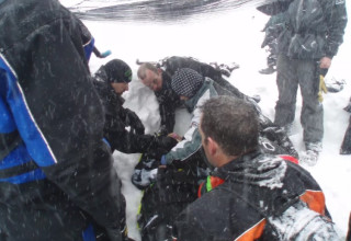 מפולת השלגים בה היה קבור (צילום: צילום מסך the miror)