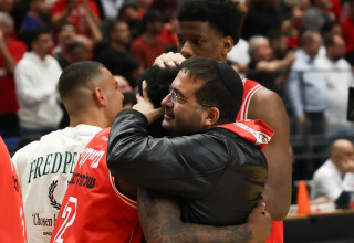 בעלי הפועל תל אביב עופר ינאי עם אנטוניו בלייקני (צילום: דני מרון)