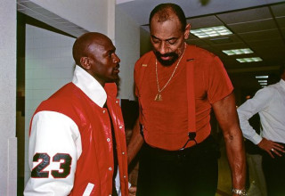 מייקל ג'ורדן ווילט צ'מברלין בחגיגות לציון 50 שנה ל-NBA (צילום: Glenn James)