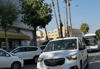 פפקים בדרך לתחנת הרכבת בקריית גת (צילום: דן עזרא)