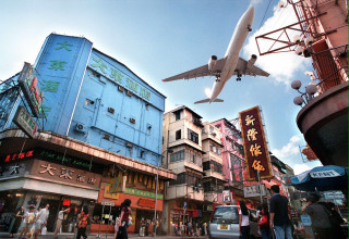 מטוס נוחת בשדה התעופה קאי טאק (צילום: FREDERIC BROWN/AFP via Getty Image)