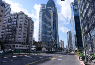 המגדל שנפגע מטיל איראני ברמת גן  (צילום: אבשלום ששוני)