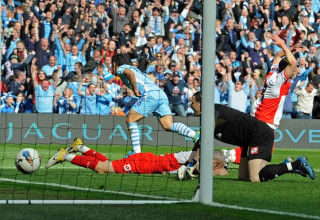 אגוארו בשער הניצחון ההיסטורי (צילום: Gettyimages)