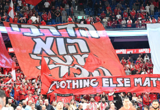 אוהדי הפועל תל אביב, היכל מנורה (צילום: ברני ארדוב)