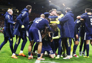 שחקני סקוטלנד חוגגים את הרביעי מול דנמרק והבטחת העלייה למונדיאל (צילום: Craig Williamson - SNS Group)