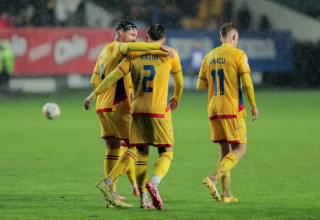 עיסאת (משמאל) אתמול (צילום: GettyImages, Vasile Mihai-Antonio)