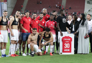 ג'ון אוגו, אלונה ברקת ושחקני הפועל ב"ש (צילום: דני מרון)