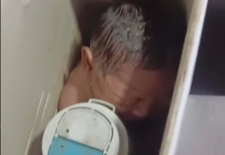 התינוקת במיכל האסלה (צילום: צילום מסך רשת X)