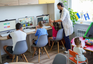 ילדים לומדים בבית החולים  (צילום: באדיבות סאסא סטון וקרן אלון  לחינוך)