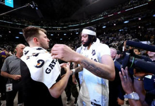 לפחות במפגש הזה, ברור מי "ניצחה" בטרייד. דייויס עם דונצ'יץ' (צילום: אימג'בנק  GettyImages, Sam Hodde)