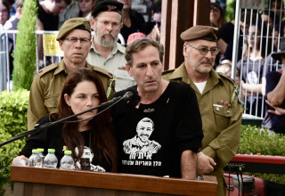 רובי חן מספיד את בנו איתי חן  (צילום: אבשלום ששוני)