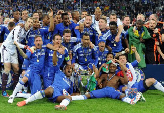 שחקני צ'לסי עם גביע ליגת האלופות (צילום: Gettyimages)