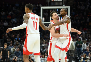 קווין דוראנט חוגג עם שחקני יוסטון רוקטס (צילום: GettyImages)