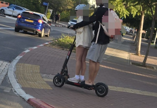 ילדים על קורקינט (צילום: אלון חכמון)