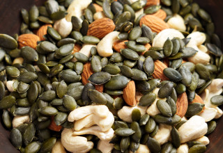 גרעיני דלעת, שקדים (וקשיו) (צילום: אינג'אימג')