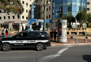 כוחות משטרה מחוץ למשרדי ערוץ 13 (צילום: אבשלום ששוני)