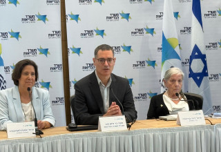 ועדת הסל. מימין: פרופ' דינה בן יהודה, משה בר סימן טוב, ד"ר אסנת לוקסמבורג (צילום: משרד הבריאות)