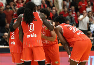 שחקני הפועל תל אביב (צילום: דני מרון)