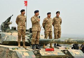 מפקד צבא פקיסטן, אסים מוניר, ביחד עם קצינים בכירים נוספים (צילום: רויטרס)