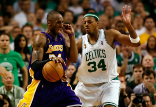 קובי בריאנט שחקן לוס אנג'לס לייקרס מול פול פירס שחקן בוסטון 2008 (צילום: GettyImages)