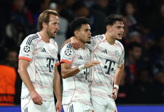 לואיס דיאס, שחקן באיירן מינכן חוגג עם הארי קיין (צילום: רויטרס)