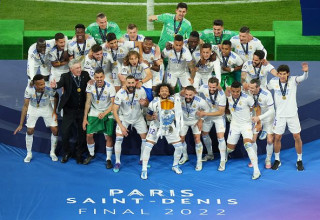 קורטואה ושחקני ריאל מדריד (צילום: Angel Martinez - UEFA / Contributor)