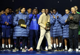 שחקני פריז סן ז'רמן ולואיס אנריקה עם הפרסים האישיים (צילום: Gettyimages)